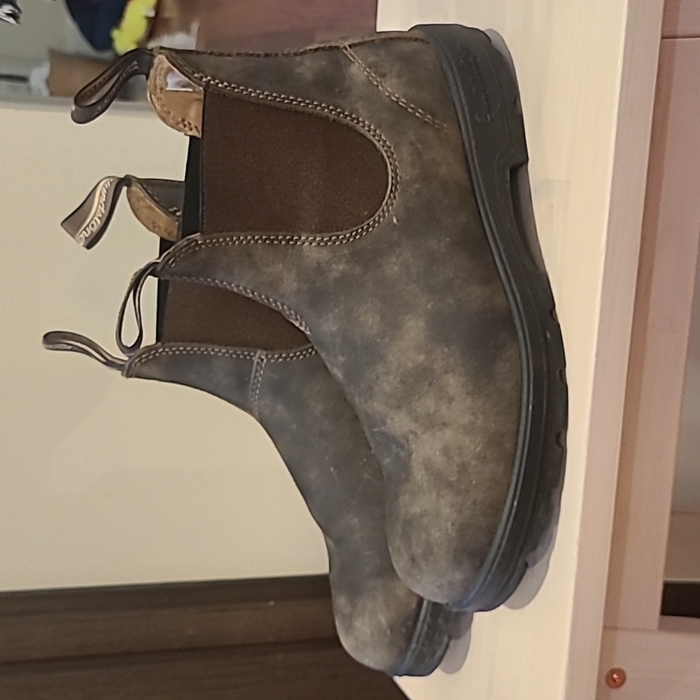 Like new Blundstone Classic Chelsea boots - 9.5
